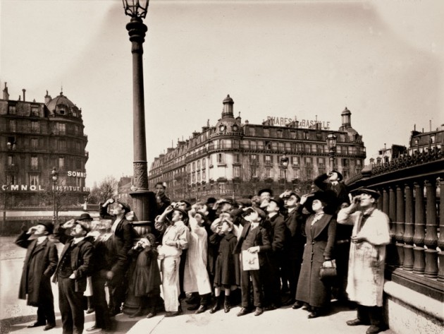 Atget's black and white photograph of Parisians gathered to look at a solar eclipse in 1912