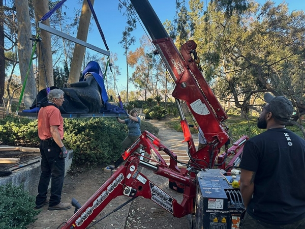 Steve Spargur, Loren Costa and Zulu Green of the Spartacus/Ryla team lifting Henry Moore's Draped Reclining Woman with a spider crane